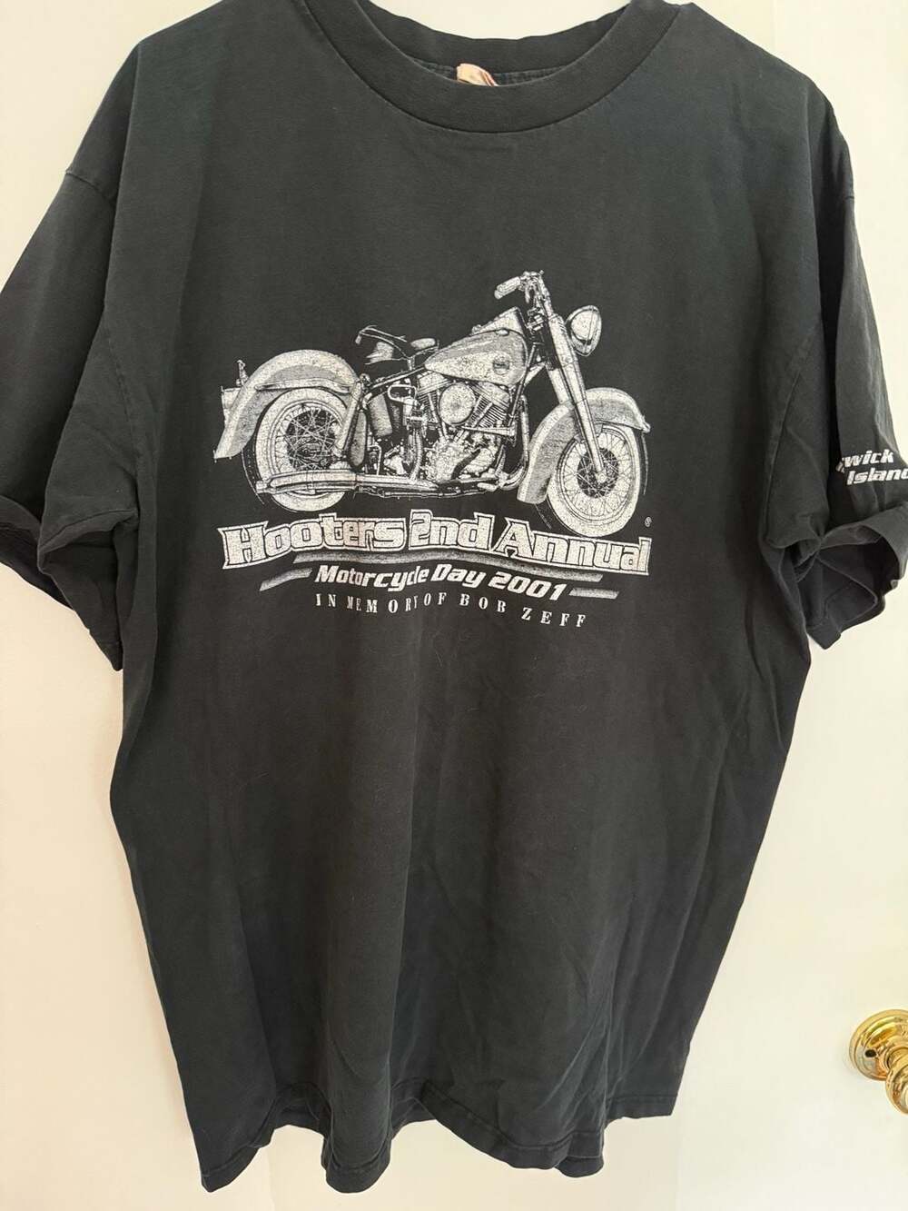 Vintage 2001 Hooters 2nd Annual Motorcycle Day Event Graphic T-Shirt